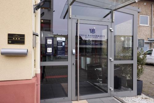 an entrance to a building with a revolving door at Hotel Villa-Bassermann, stilvoll, 2 Min zum Schloss, schnelles WLAN & Parkplatz in Schwetzingen