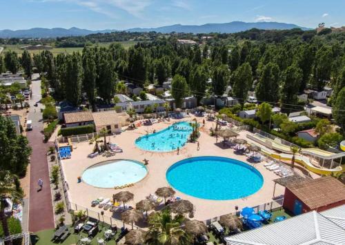 una vista aérea de un complejo con dos piscinas en La Sardine, en Fréjus