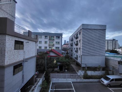 a view of a city with buildings and a parking lot at New 패밀리 & 친구 여행 모임 청결하고 쾌적한 넓은 신축아파트 주차 편리 쓰리룸 in Bucheon