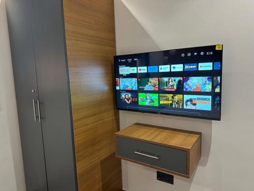 Télévision ou salle de divertissement dans l'établissement Charmant appartement 2 chambres au cœur de Gueliz