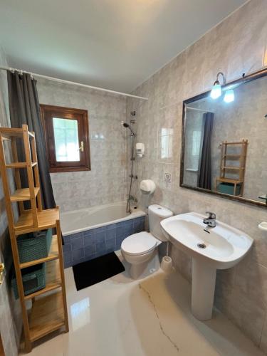 y baño con lavabo, aseo y bañera. en Luna Dorada Vera Playa- bajo, en Los Amarguillos