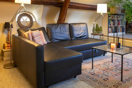 a living room with a blue couch and a table at de Swaenhoeve in Zoersel