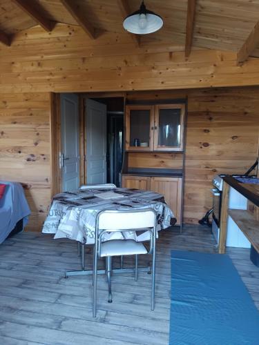une salle à manger avec une table et des chaises dans une cabine dans l'établissement Chalet 35m2 Domaine du vieux chêne, à Bergerac
