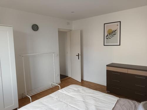 an empty bedroom with a bed and a dresser at Au cœur de l'Alsace in Duttlenheim