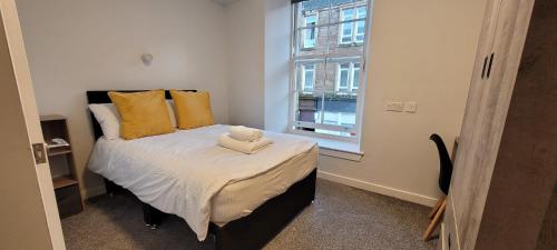 Llit o llits en una habitació de Hamish Apartment