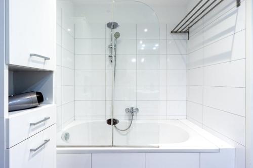 Un baño de Apartment in a green location with Parking & Balcony, Walking distance to U1 Metro
