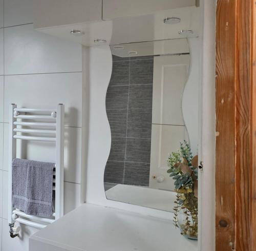 a bathroom with a mirror and a sink at Walk to Wembley Stadium and Arena 2 Bedroom Sleeps 4 in London
