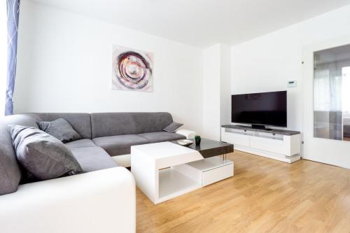 Apartment in a green location with Parking & Balcony, Walking distance to U1 Metro