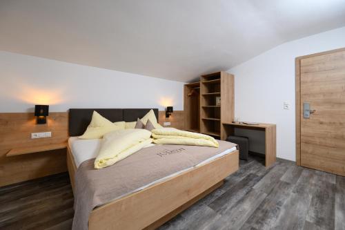 Una cama o camas en una habitación de Gästehaus Judith