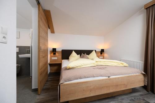Una cama o camas en una habitación de Gästehaus Judith