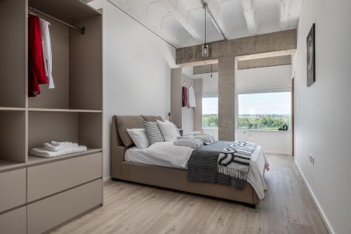 En eller flere senge i et værelse på Black and White Suite for Business and Holiday stays above MK Train Station, High Wi-Fi, Free Parking