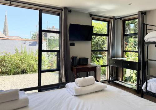 Un ou plusieurs lits dans un hébergement de l'établissement Luxury Cornish Cottage & Modern Cabin with Garden, Central St Agnes