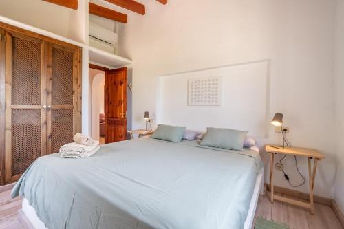 Ένα ή περισσότερα κρεβάτια σε δωμάτιο στο Es Castell