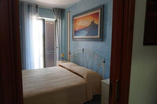 a bedroom with a bed and a picture on the wall at Villa 7 posti a 3 minuti dal mare - Villa Carbone in Sperlonga