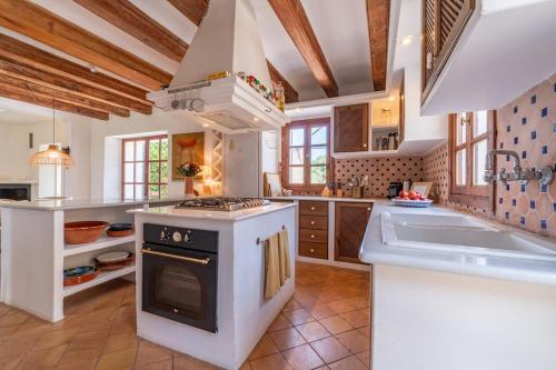 Η κουζίνα ή μικρή κουζίνα στο Es Castell