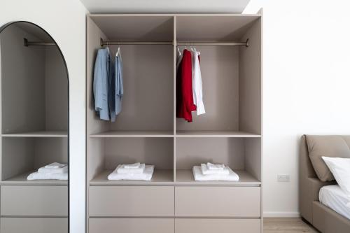 Billede fra billedgalleriet på Black and White Suite for Business and Holiday stays above MK Train Station, High Wi-Fi, Free Parking i Milton Keynes