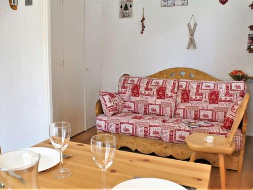 - un salon avec un canapé et une table avec des verres à vin dans l'établissement Studio confortable avec balcon près des pistes, 4 couchages - Risoul 1850 - FR-1-330-496, à Risoul
