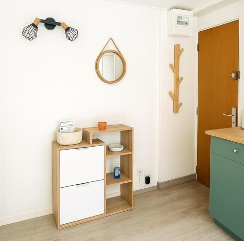une cuisine avec une étagère et un miroir mural dans l'établissement Appartement Cosy Hypercentre CAEN, à Caen
