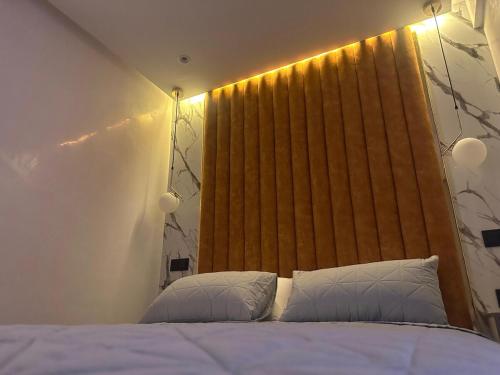 a bedroom with a bed and a large window at Bel appartement 2 chambres au coeur de Gueliz in Marrakech