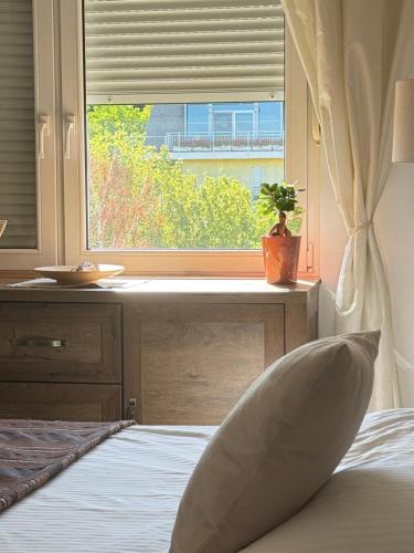 A bed or beds in a room at Cozy with parking