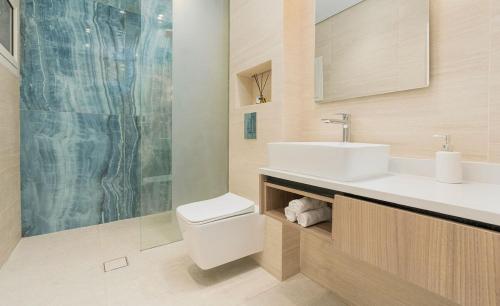 Ένα μπάνιο στο Sophisticated Luxury Apartment in Almughrizat