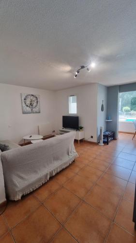 Il comprend un salon doté d'un grand lit et d'une télévision à écran plat. dans l'établissement charmant appartement avec piscine, à Cagnes-sur-Mer