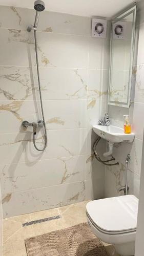 Un baño con ducha, inodoro y lavabo. en Réf K200 Piscine, en Kelibia