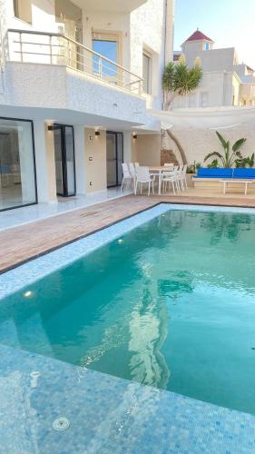 una piscina davanti a una casa di Réf K200 Piscine a Kelibia