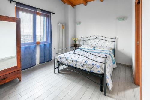 1 dormitorio con 1 cama en una habitación con ventana en Agriturismo Bio-Melampo en Ancarano