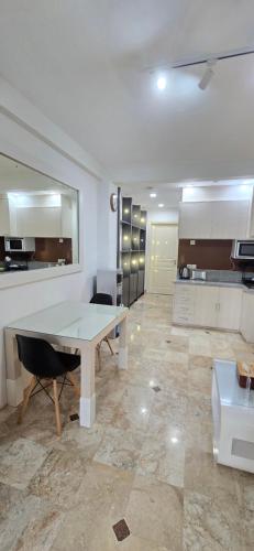 Η κουζίνα ή μικρή κουζίνα στο Apt 6212 at Jayakarta Residence