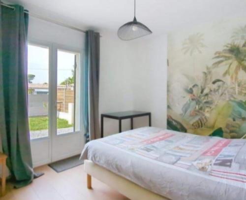 une chambre avec un lit et une grande fenêtre dans l'établissement Au bois flotté d'Eau d'Ange, à Audenge