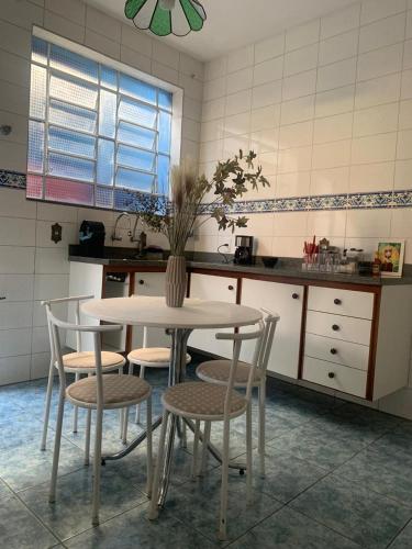 a kitchen with a table and chairs in a kitchen at Quartos para alugar em Itu Hospedagem Jm 2 in Itu