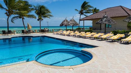 Bazén v ubytování Mandarin Resort Zanzibar nebo v jeho okolí