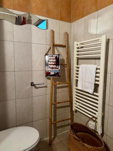 La salle de bains est pourvue d'un sèche-serviettes et de toilettes. dans l'établissement Rundinelle di Saint-Florent, à Saint-Florent