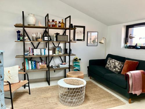 Et opholdsområde på Appartment with pool, beach and ocean 5 min by walk, city center, shopping and market