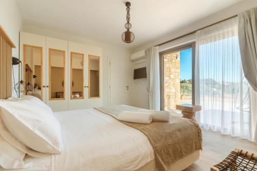 Кровать или кровати в номере Golden Bay Suites & Maisonettes