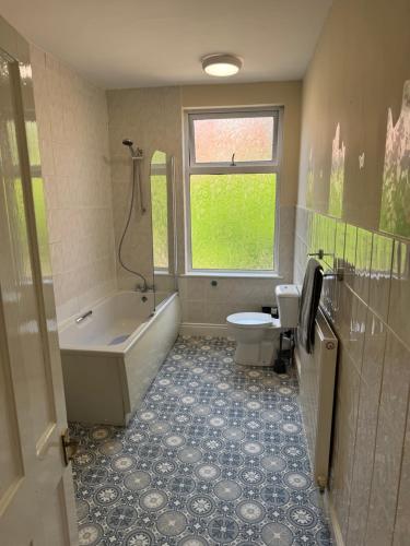 Ένα μπάνιο στο Large Traditional, Sleeps 8, Central Hucknall