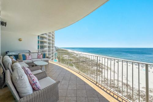 un balcone con vista sull'oceano di Turquoise Place Unit 802D a Orange Beach