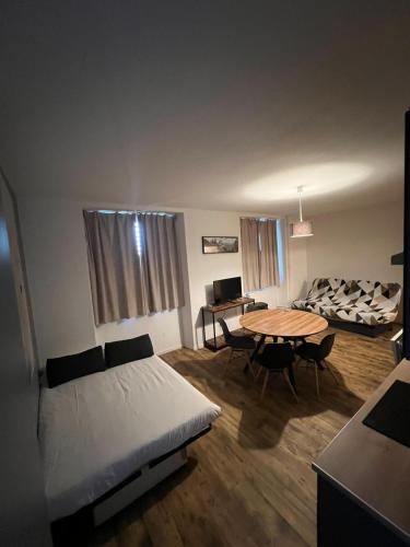 Letto o letti in una camera di Hôtel Le Marintan