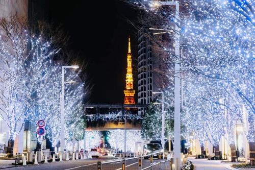 a view of the eiffel tower lit up at night at Alo BnB 11 - Near Roppongi, Ginza, Shinjuku, Shibuya - Self check-in in Tokyo
