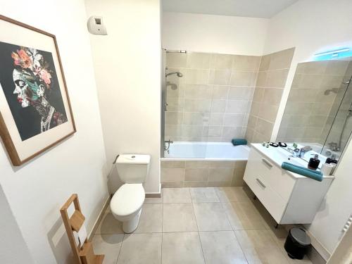 Et badeværelse på Beautiful flat in Port Marianne with parking