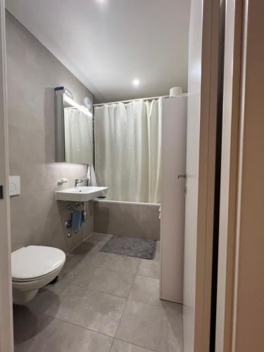 Chambre spacieuse avec salle de bain privé!!! À 50m du lac, Geneva (updated prices 2025)