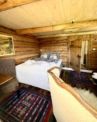 a bedroom with a bed in a wooden cabin at Segelsund Boutique Gjestehus in Holvik