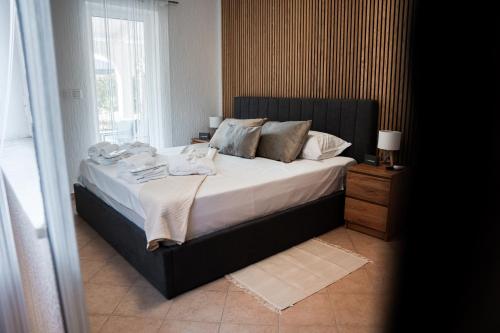 a large bed in a bedroom with a window at Casa Bianca in Barbat na Rabu