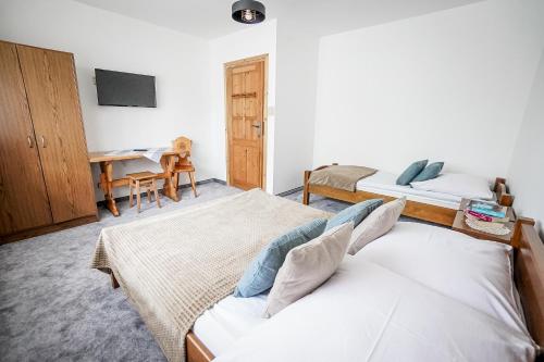 Ένα ή περισσότερα κρεβάτια σε δωμάτιο στο Apartament u Chyców