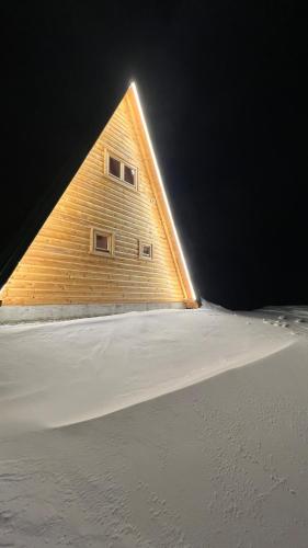 El edificio en el que está la casa vacacional
