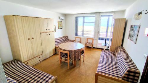 ein Raum mit einem Tisch und Stühlen und einem Fenster in der Unterkunft La Veranda sul Matese - Appartamento a Campitello Matese in San Massimo