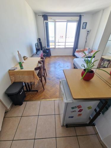 - un salon avec deux tables et un canapé dans l'établissement Magnifique studio aux portes de Paris, à Aubervilliers