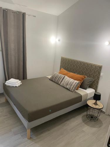 un lit dans une petite pièce avec dans l'établissement Cala di mare, à Saint-Florent