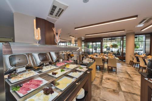 ein Buffet mit Tellern voller Essen in einem Restaurant in der Unterkunft Hotel Boursier 1 & Spa in Istanbul